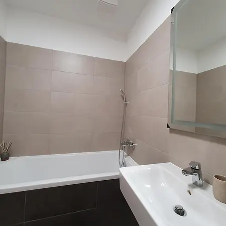 Lovely 2-bedroom In Διαμέρισμα *